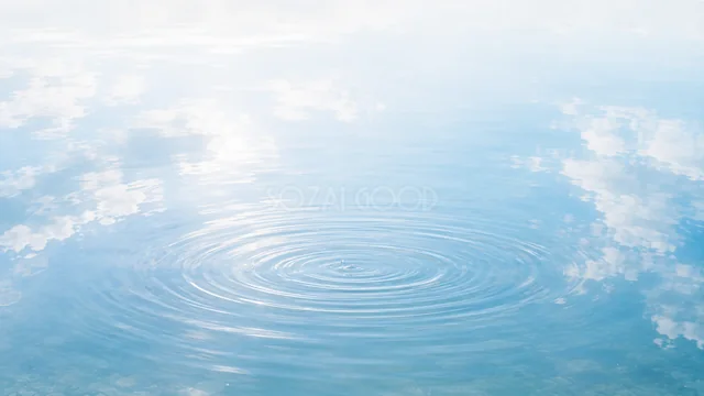 青空を映す水面に波紋が広がる爽やかな背景