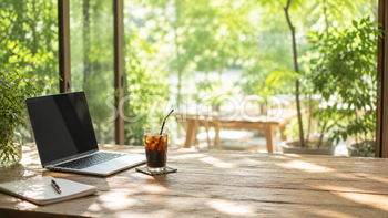 ノートPCのある夏カフェ背景イラスト｜在宅ワーク・作業用無料背景素材【高画質】92897